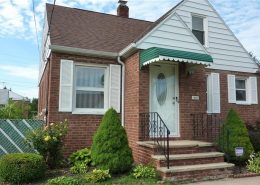 בתים בארצות הברית - בית למכירה בארצות הברית (קליבלנד אוהיו) - חזית הבית